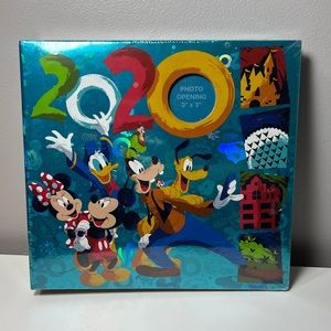 Walt Disney World Parks Exclusive /. New 2020 sealed Photo Album featuring Fab 5